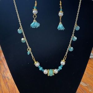 Very pretty earring and necklace